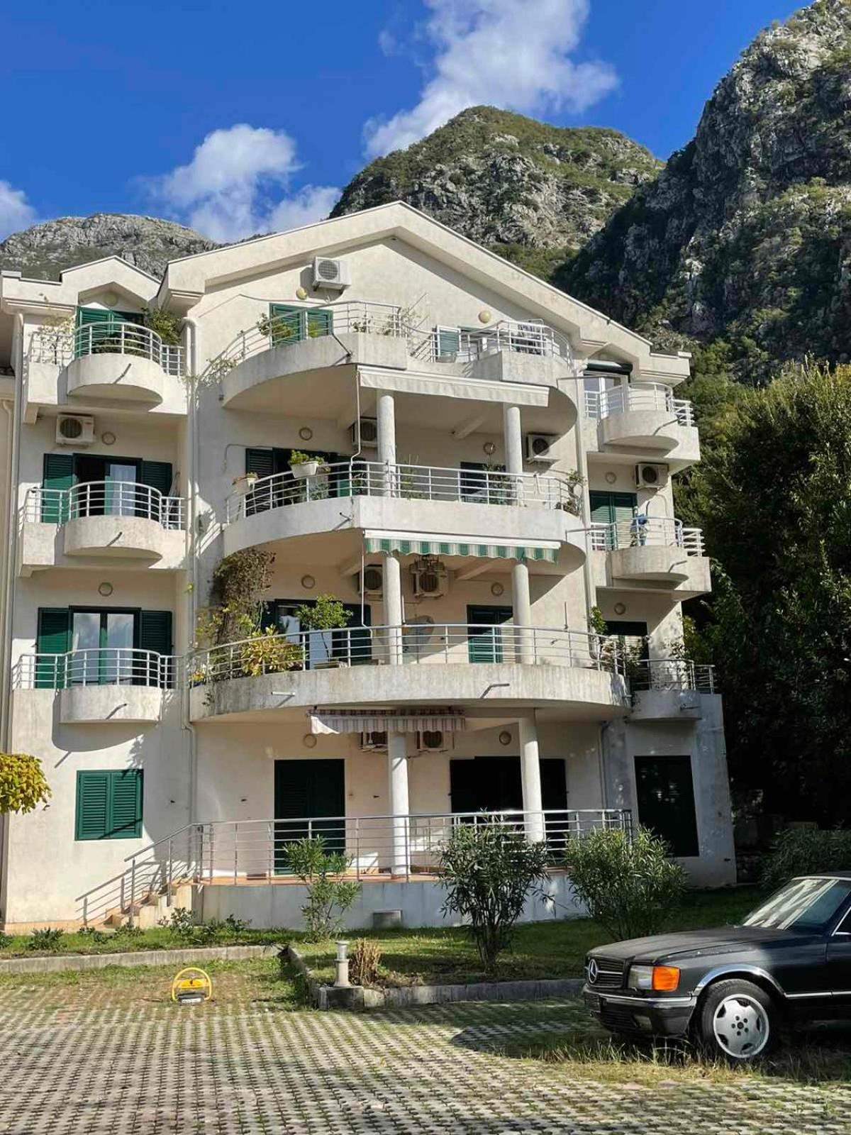 Apartman Mia Risan Exteriör bild